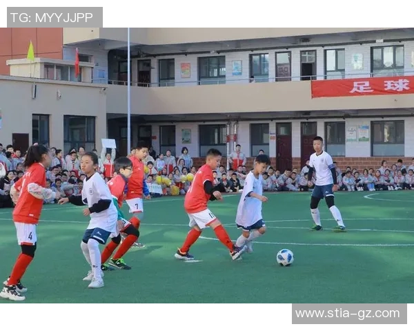 中国孩子与足球明星亲密接触梦想成真激励未来运动员成长之路